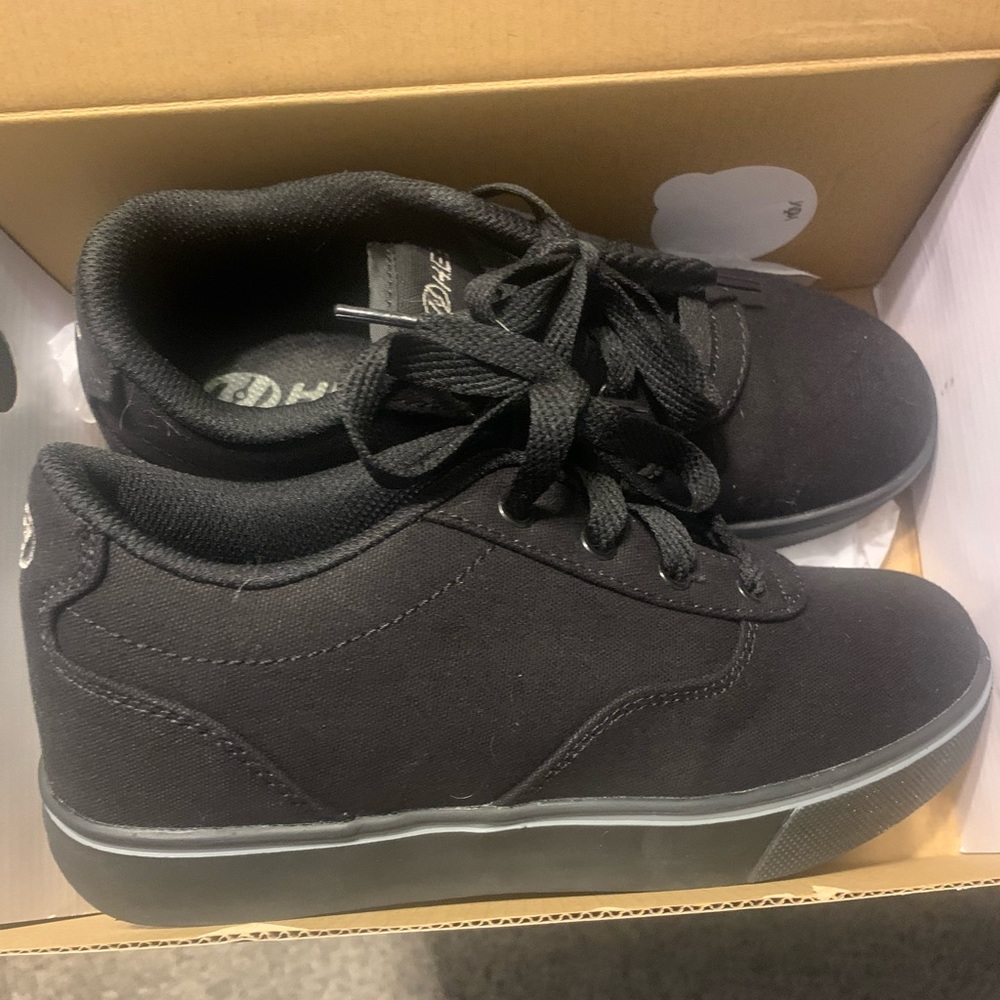 Heelys never worn size 4 color black